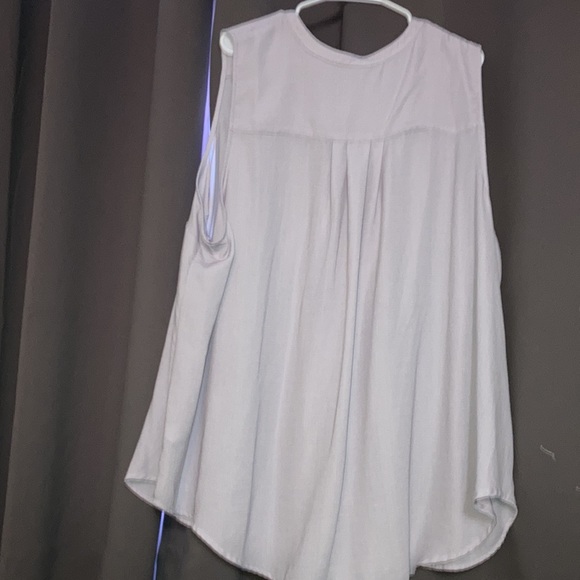 Torrid Size 5 (28W) Sleeveless Blouse - Picture 2 of 6